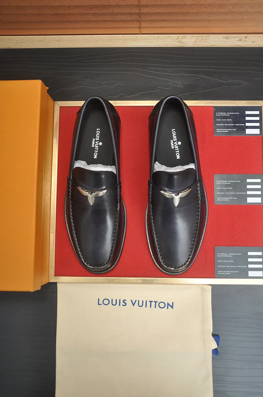 Men's men's shoes 💰560💶 [LV] (original single cowhide lining) 🍀LV's latest genuine leather business suit shoes are launched simultaneously on the official website. The first-layer cowhide imported from Italy is made of heavy gold, 💥1:1 rubber outsole from the official website. Versatile to wear, high-end without losing class, and the color combination is extraordinary. This four-season style is alluring when worn on your feet, showing off your big-name flair. Standard code 38-44 (45 customized)